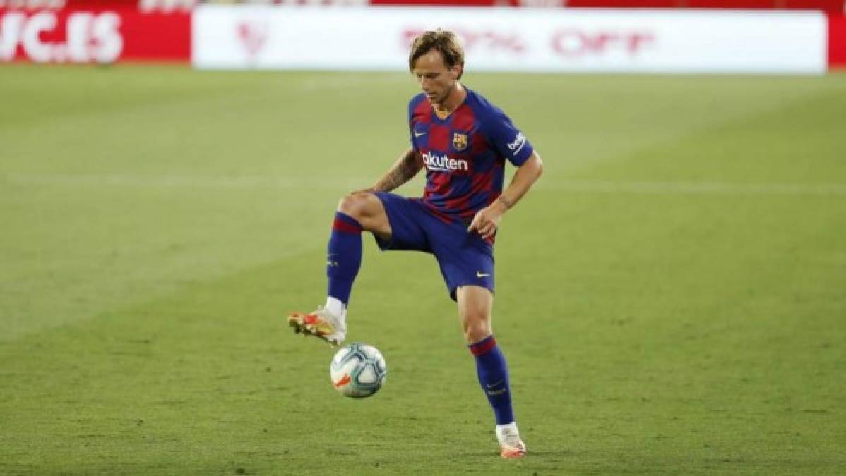 Rakitic: Según Mundo Deportivo, el FC Barcelona ha decidido poner en venta al centrocampista croata y se menciona que el Sevilla podría ser su destino para la próxima campaña. El club catalán dejaría marchar al centrocampista si la oferta que llegase por el fuese de 10 millones de euros.