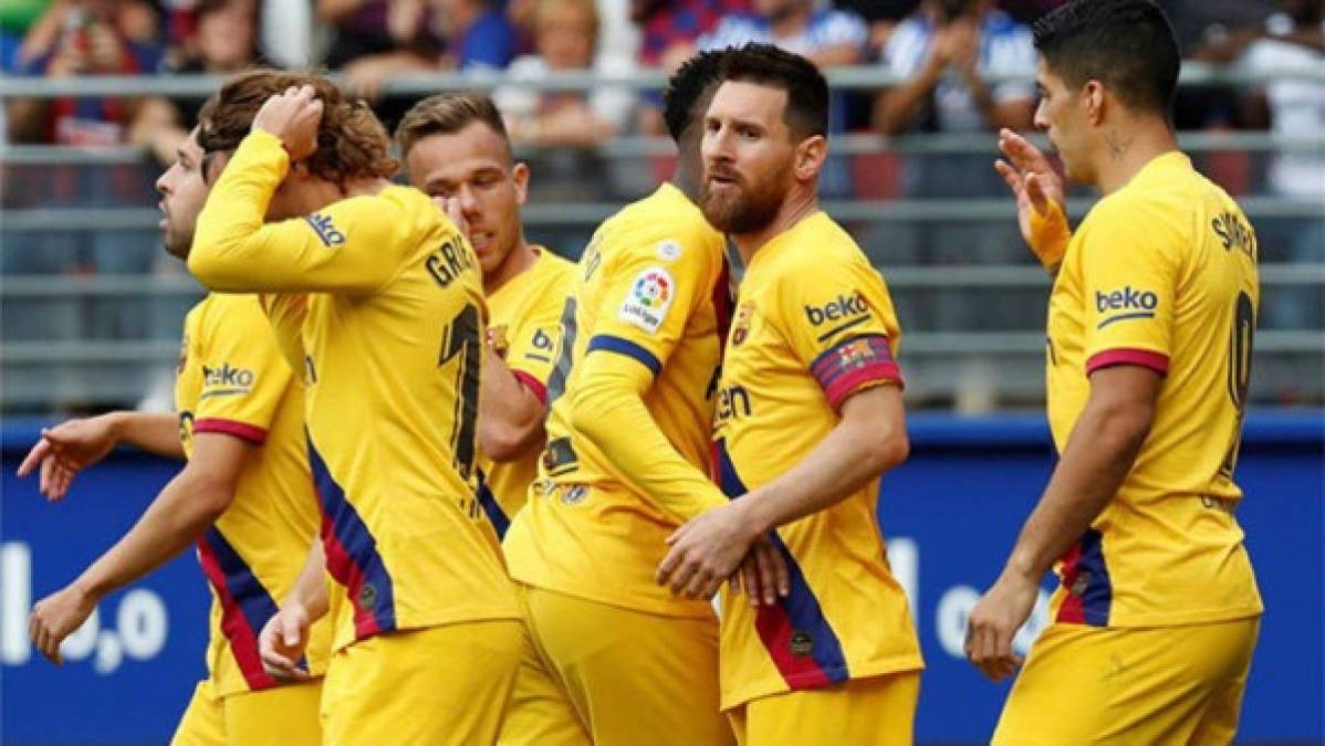 Real Madrid's Belgian forward Eden Hazard (C) vies with Eibar's Spanish midfielder Sergio Alvarez during the Spanish League football match between Real Madrid CF and SD Eibar at the Alfredo di Stefano stadium in Valdebebas, on the outskirts of Madrid, on June 14, 2020. (Photo by PIERRE-PHILIPPE MARCOU / AFP)