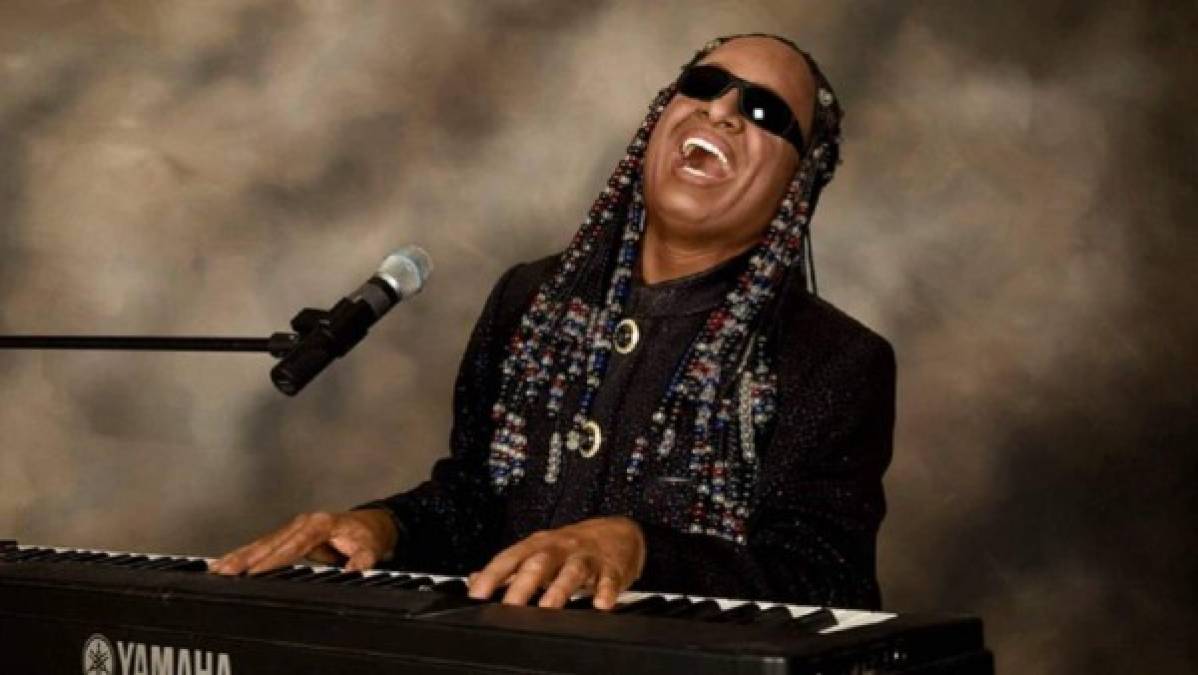 Toda una leyenda de la música como Stevie Wonder pidió que se invoque la Enmienda 25 de la Constitución para destituir a Trump. 'Estoy con el corazón roto y pasmado de que este narcisista y peligroso presidente ponga vidas en peligro y aliente la sedición violenta contra nuestro Gobierno. Este hombre ya no puede servir como presidente porque no puede aceptar la derrota. ¿Nos podemos permitir dos semanas más? ¡Yo digo NO!', argumentó.