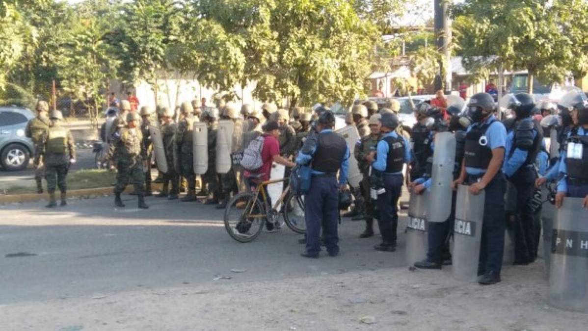 Incluso los participantes de las violentas turbas robaron indumentaria y suministros policiales para intimidar a las autoridades; sin embargo, la mañana de este jueves, más de dos mil elementos militares se movilizaron a la zona para efectuar los desalojos.