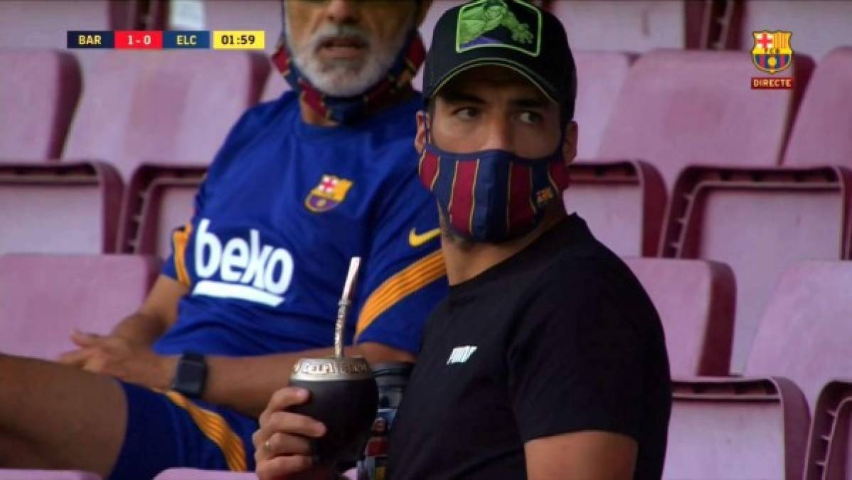Luis Suárez tomando mate en la grade del Camp Nou.