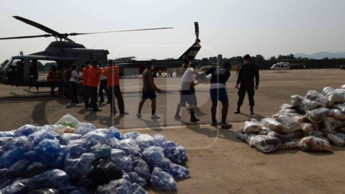 El equipo de rescate también llevó alimento a miles de familias.