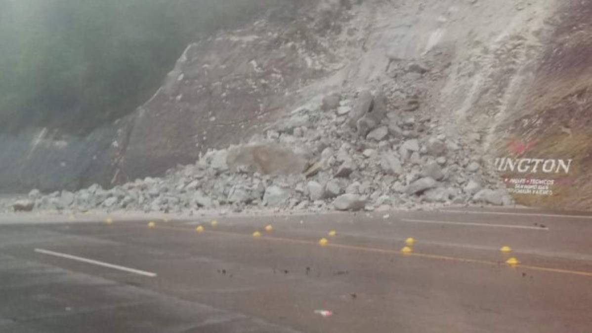 Carretera CA-5 kilómetro 130 sector de la cuesta de Taulabé, se reporta deslizamientos de tierra.