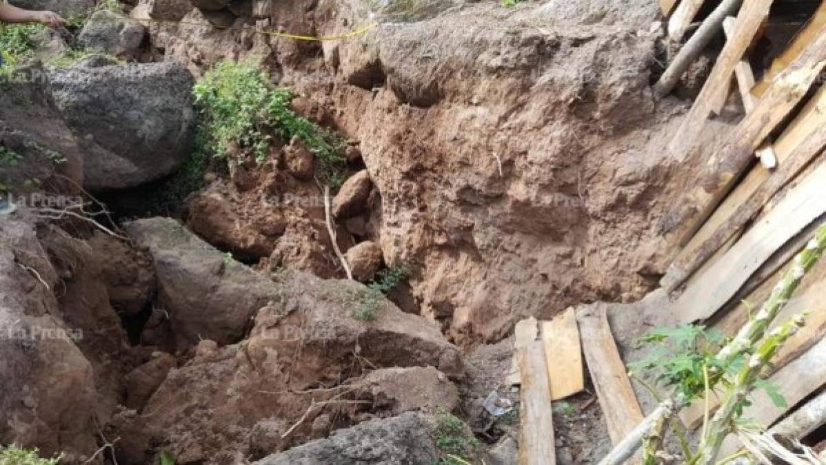 'Son 63 viviendas y esto va para más. Estamos dentro de una zona de riesgo. Dios quiera que no suceda algo más grave. Algunas personas tienen que hacer una evacuación inmediata, las autoridades están dispuestos a ayudarles', indicó el miembro del Cuerpo de Bomberos.<br/><br/>Existe desesperación en este lugar, pues estas personas han vivido ahí por décadas. Personal de Cruz Roja se encuentra en la zona, después de que algunos vecinos reportaran el hecho. Una vecina dijo: 'Ese cerro viene para abajo, anoche nos asustamos más porque. parece que es una pelota abombada. Tengo 18 años de vivir acá y nunca había visto algo como esto'.