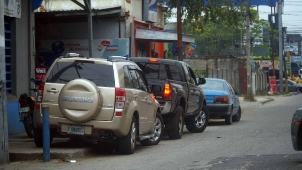 Otros conductores parecen creer que si solo invaden parcialmente la acera no crean tanto problema.