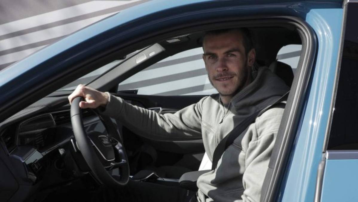 El galés Bale tiene seis coches de lujos aparcados en el garaje de su casa y con ellos se le ha visto conducir por la ciudad. Por orden de valor, se tratan de un Bentley Continental GT (23.500 euros), un Audi Q7 50 TDI (29.400), un Lamborghini Huracan (70.700), un Mercedes SLS AMG (74.800) y un Ferrari GTC4Lusso (104.300).