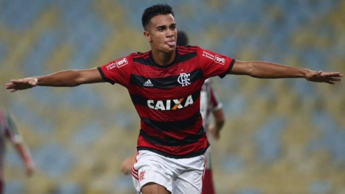 El Real Madrid sigue en busca de grandes promesas brasileñas y ha puestos sus ojos en Reinier Jesus, quien podría ser el siguiente en desembarcar en el estadio Santiago Bernabéu. El jugador del Flamengo, de 17 años, estaba en la agenda del Real Madrid desde hace más de un año, pero es ahora cuando más cerca está de vestir de blanco. Su técnico, Jorge Jesús, ha anunciado en una entrevista a Record que su venta es inminente asegurando quela joya será traspasada. 'Va a ser vendido a un grande de Europa y por muchos millones', dijo el entrenador portugués, por lo que se intuye que acabará en España y vistiendo de blanco.