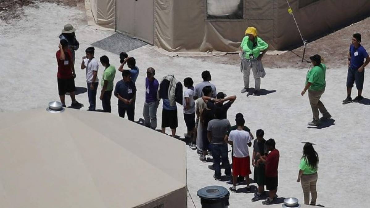 Un grupo de abogados estadounidenses denunciaron las condiciones 'inhumanas' que sufren los migrantes centroamericanos en los centros de detención en Texas, Estados Unidos, abriendo una nueva polémica para el Gobierno de Donald Trump.