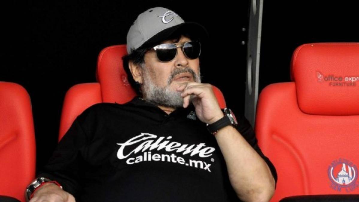 Diego Maradona, técnico de los Dorados de Sinaloa en México, habló en exclusiva para la revista FourFourTwo, donde reconoció que él sería el técnico ideal para que los 'red devils' vuelvan a ganar títulos. 'Si el Manchester United necesita entrenador, yo soy el hombre'.