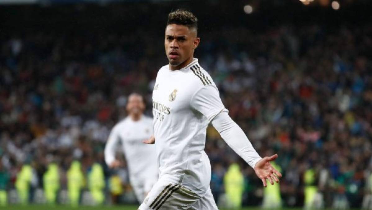 El delantero del Real Madrid, Mariano Díaz, ha vuelto a rechazar una oferta del Benfica para la próxima temporada, después de que el club luso lleve casi un mes detrás de sus servicios, y no parece sencillo que el ariete de 27 años deje la capital de España.<br/><br/>El delantero nacido en Barcelona tiene un salario que supera los cuatro millones en el Real Madrid y las ofertas recibidas siempre han estado por debajo. Es más, según el rotativo luso, Mariano habría pedido al Benfica un contrato de cinco millones anuales. Benfica han llegado a ofrecerle un sueldo anual de 2,5 millones de euros, el tope salarial del club, según informa 'Abola'.