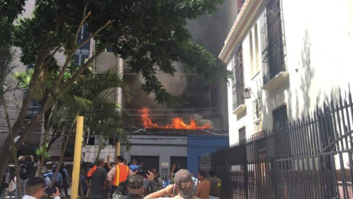 Cientos de curiosos aprovecharon a captar con sus cámaras el momento en que se producía el incendio.