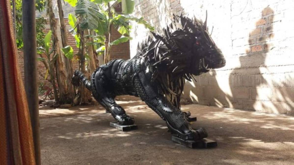Luis Enrique Pastor, un joven originario de Danlí, El Paraíso se volvió viral en 2018 al crear un león a base de llantas.