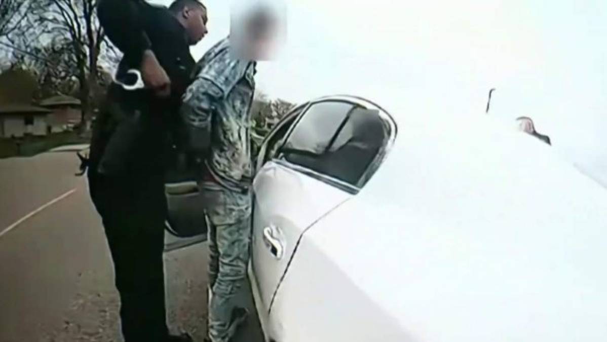 En el video del incidente, registrado por la cámara de la policía, se ve a los agentes sacar al joven Daunte Wright del vehículo e intentar esposarlo tras detenerlo por una falta de tránsito.