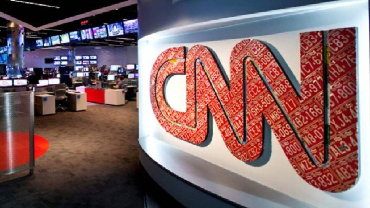 Tres periodistas del canal de noticias CNN, entre ellos el jefe de la unidad de investigación, han dimitido de sus cargos tras retractarse de una historia sobre vínculos financieros de miembros de la campaña del presidente Donald Trump con Rusia. El autor del artículo, Thomas Frank; el editor jefe de la unidad, Eric Lichtblau, y el responsable máximo de la unidad de investigación de CNN, Lex Haris, han dimitido de sus cargos.