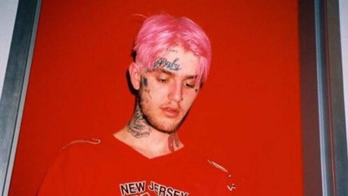 Lil Peep<br/>Falleció el 15 de noviembre (2017) a la edad de 21 años por sobredosis. Varios de sus amigos comentaron que, durante la gira que realizaba el rapero en los Estados Unidos, le dieron fentanilo haciéndole creer que era Xanax, causando su muerte por sobredosis de fentanilo. Fue encontrado muerto en el bus que lo llevaría a una presentación que llevaría a cabo esa noche en Tucson, Arizona. <br/>