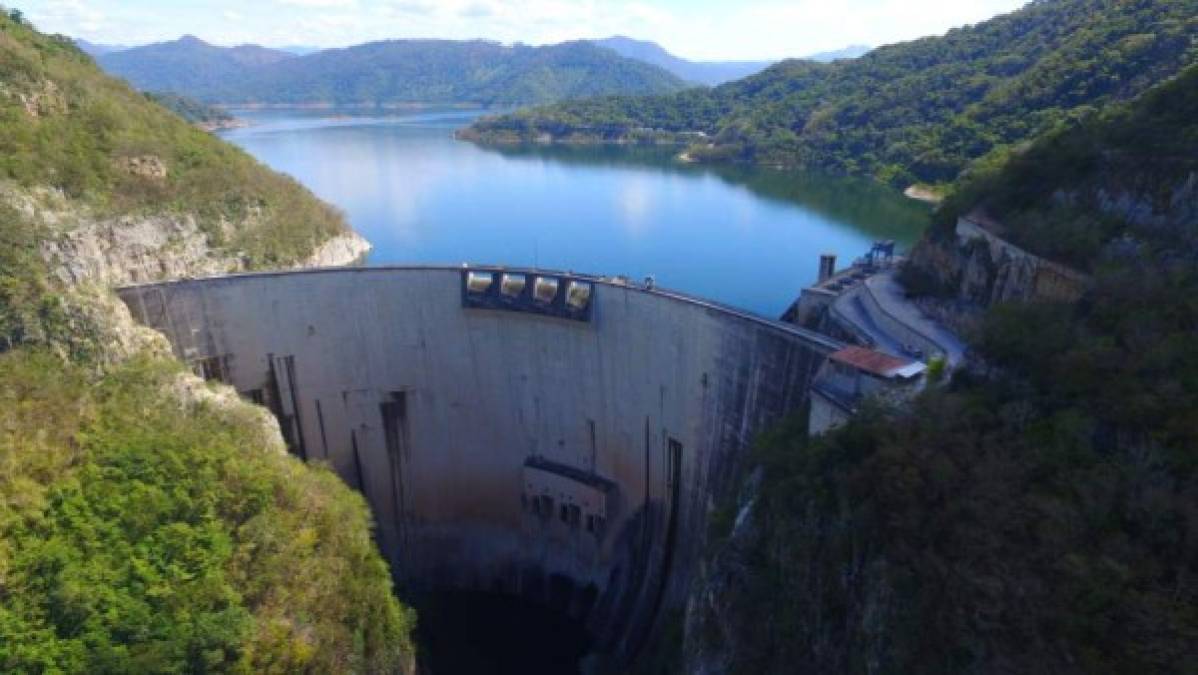 1. Puede romperse en temporada de huracanes.-FALSO. El Cajón desde su construcción en 1985 fue diseñado para soportar sismos de hasta 8 grados en escala ritcher e incluso crecidas de agua ocasionada por tormentas y huracanes que generen niveles superiores a los 290 metros; tanto así, que incluso podría rebalsar la cortina y esta no sufriría ningún daño. Los expertos aseguran, que solamente en casos extremos de daños severos como atentados dirigidos o accidentes (caída de aviones) podría estar en riesgo dicha construcción.