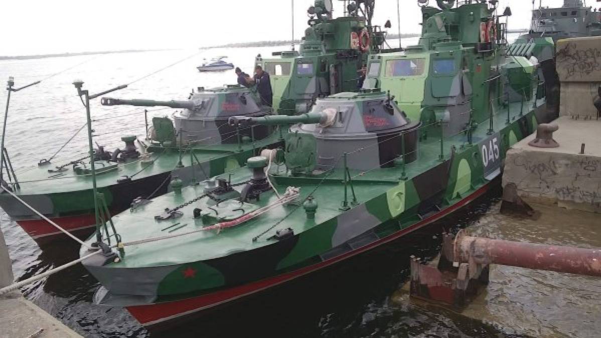 Según un comunicado castrense, el movimiento de las quince embarcaciones se enmarca en un procedimiento 'rutinario' de revisión de las capacidades de las Fuerzas Armadas de Rusia tras el fin de la temporada de invierno.