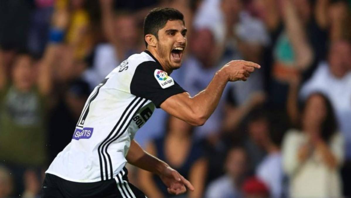 El Valencia le guarda sitio a Gonçalo Guedes. El club ha dejado libre el dorsal siete que llevó el extremo portugués la temporada pasada. Otra de las novedades es que Gameiro ha heredado el nueve de Simone Zaza.