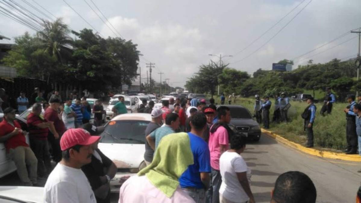 Muchas personas se resignaron y regresaron a sus casas; otras decidieron caminar hacia sus trabajos para que no les descontaran el día laborado.