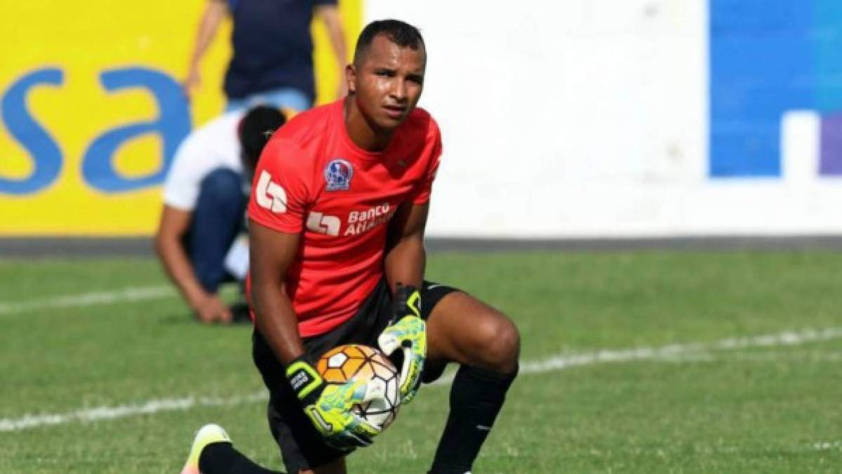 Donis Escober: El veterano portero del Olimpia finalizó su contrato con el cuadro albo y su futuro es incierto. Al parecer medita retirarse del fútbol.