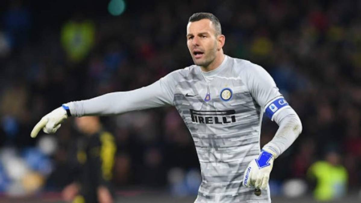 Samir Handanovic va a renovar con el Inter de Milán. Según Calciomercato , el portero esloveno de 36 años renovará por una temporada más y se asegurará seguir en la portería del conjunto italiano hasta 2022 cuando ya haya cumplido 38 años.