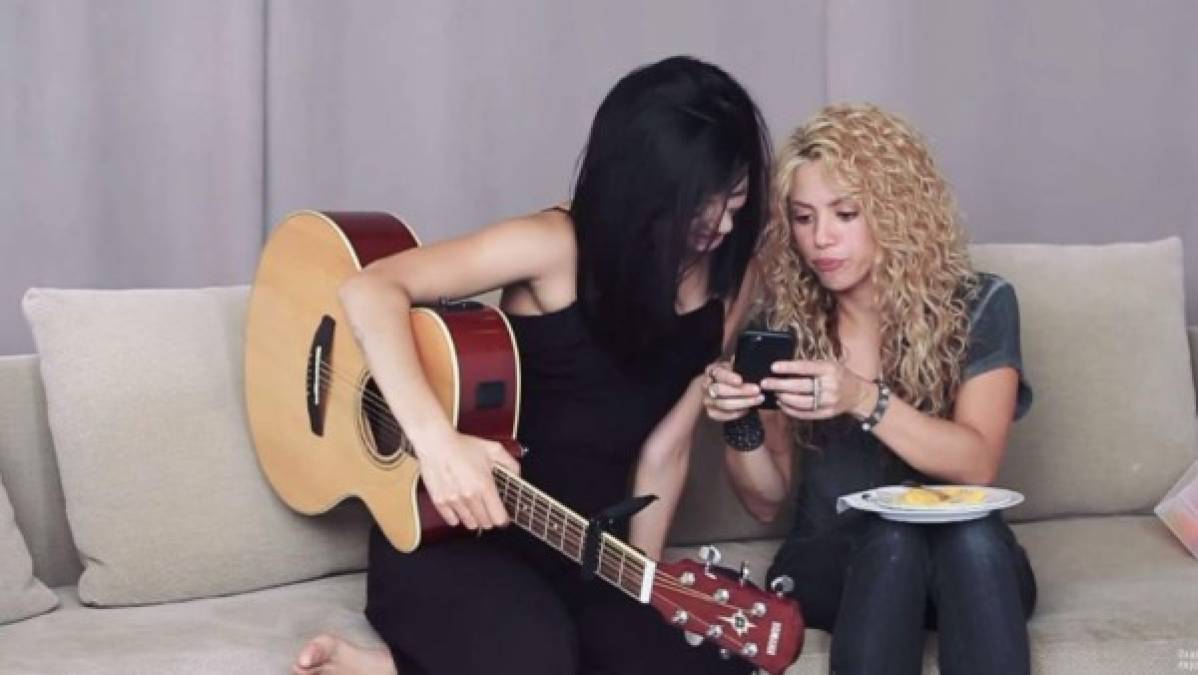 En el video, grabado en el 2015 y publicado en su canal de Youtube, Daniela comienza interpretando la canción de la reconocida artista internacional, pero muy a su estilo. Y al final aparece Shakira para cerrarlo con broche de oro.