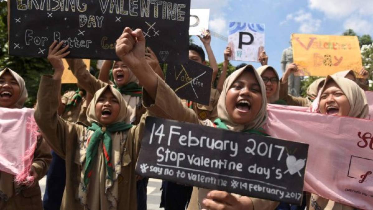 El 7 de febrero de 2018, el Tribunal Superior de Islamabad prohibió el Día de San Valentín, alegando que se trata de una importación cultural de Occidente y que 'va en contra de las enseñanzas del Islam'. AFP