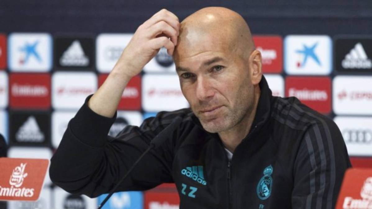 Zinedine Zidane ha confirmado este miércoles la reunión que mantuvo el martes con Florentino Pérez, en la que 'hablamos de todo, incluso de eventuales refuerzos. Pero a día de hoy digo que no habrá fichajes, aunque hasta el día 31 puede pasar cualquier cosa'. También se refirió a su futuro: 'Voy a intentar acabar la temporada de la mejor manera, porque aquí no se sabe lo que puede pasar. Creo que tenemos posibilidades de volver a ser campeones, así que no veo más allá de los próximos seis meses'. Ante la insistencia de los periodistas presentes, Zizou insistió en mostrarse esquivo: 'En junio llevaré dos años y medio en el cargo. En junio veremos qué pasa'.