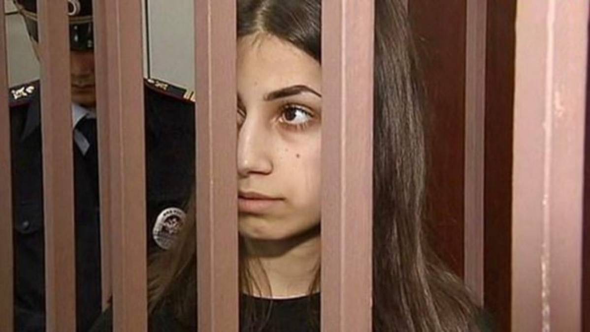 La justicia rusa las acusa de planificar la muerte de su padre. El cargo es por 'conspiración para asesinar en grupo', con una pena que tiene entre 10 y 20 años de cárcel.