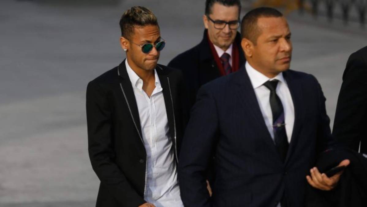 ¡Alarma en Barcelona! Según el diario Marca, el padre de Neymar, que lleva los asuntos de representación de su hijo, tiene previsto viajar de modo inminente a París, para escuchar a Nasser Al-Khelaïfi, presidente del PSG, y estudiar la viabilidad de una operación que se convertiría en la más cuantiosa de la historia del fútbol. Y en el Barça no se lo quieren creer.