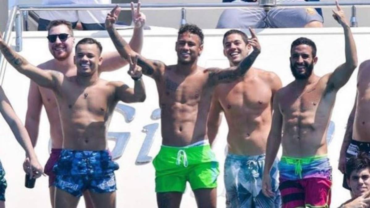 Además de viajar y acudir a fiestas,los amigos de Neymar le cobran al brasileño 11.000 euros al mes por hacer compañía y divertirse junto al delantero.