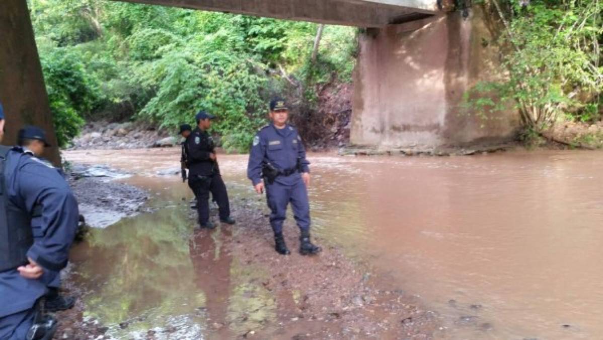 Un policía a la orilla del río Aguagua que se encuentra entre San Vicente Centenario y Arada al sur oeste de Santa Bárbara en el occidente de Honduras.