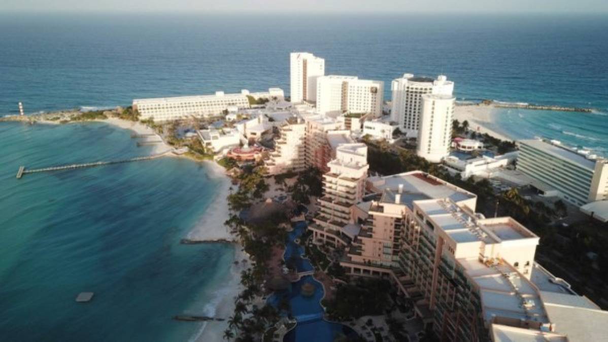 Cancún, Tulum y la Riviera Maya - Algunos de los puntos turísticos más conocidos de México tienen como objetivo dar la bienvenida a los viajeros internacionales a principios de junio, según Riviera Maya News.<br/><br/>La junta de turismo de Quintana Roo (el estado en el que se encuentran los destinos) dijo en diálogo con ese medio que esta reapertura coincidirá con la reanudación de los vuelos desde los EEUU, Canadá y Europa al área y que espera que los viajes se centren inicialmente alrededor de las bodas y convenciones. Dice que se establecerán nuevos protocolos de higiene.