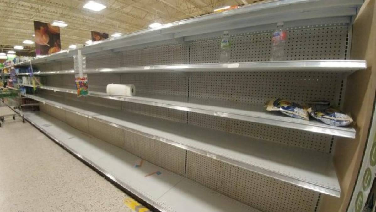 Los supermercados quedaron vacíos luego de que cientos de personas comenzarán a hacer sus previsiones para el huracán tras la declaración de emergencia del Gobernador Rick Scott.