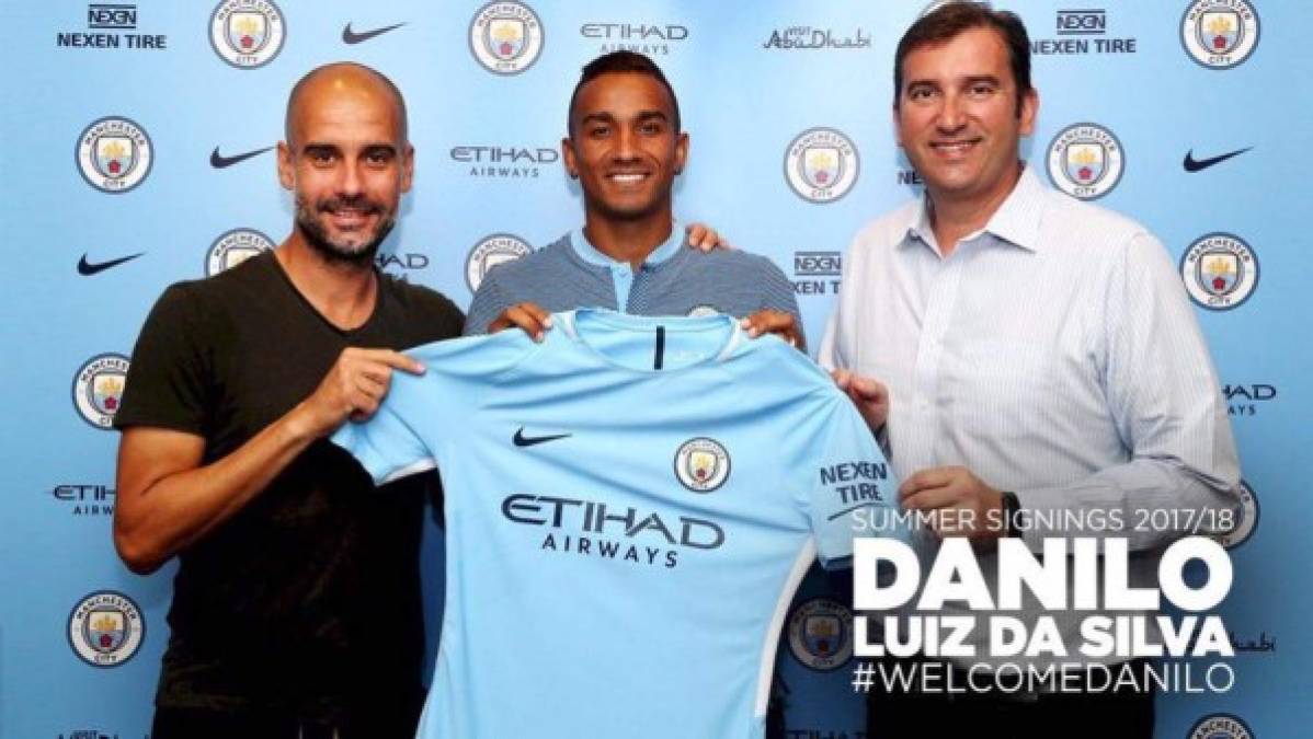 El Real Madrid hizo oficial la salida de Danilo al Manchester City. Pep Guardiola convenció al brasileño para que decidiera cambiar de aires. El conjunto inglés pagará al Madrid 30 millones más cinco por bonus y Danilo firmó por cinco temporadas. 'Siempre fue mi ambición jugar para Pep Guardiola. Cuando escuché su interés, supe que quería ser jugador del City', dijo en su presentación.