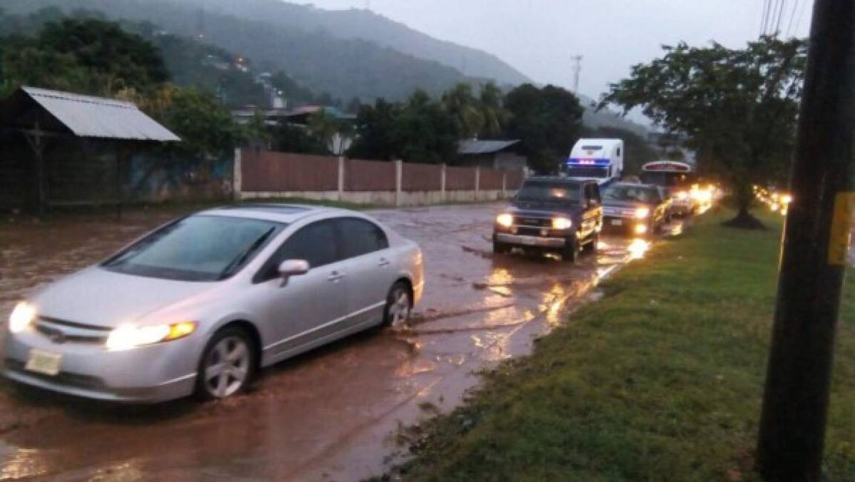 Vehículos toman ruta alterna por el ciere de un carril en la carretera que conduce a Villanueva, Cortés.