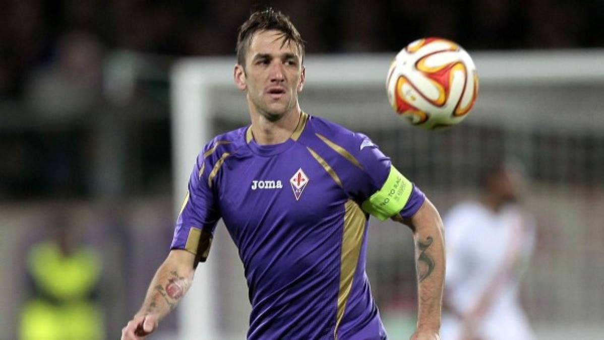 El central argentino Gonzalo Rodríguez tiene pie y medio fuera de la Fiorentina, equipo por el que ha jugado desde 2012, cuando abandonó el Villarreal. El portal 'Todomercadoweb' ha hablado con su representante José Raúl Iglesias, quien ha confirmado que 'no hay novedades. Después de las dos reuniones de noviembre la Fiorentina no se ha puesto en contacto conmigo. Parece que la renovación de Gonzalo no interesa al club'. El contrato del central acaba este junio.