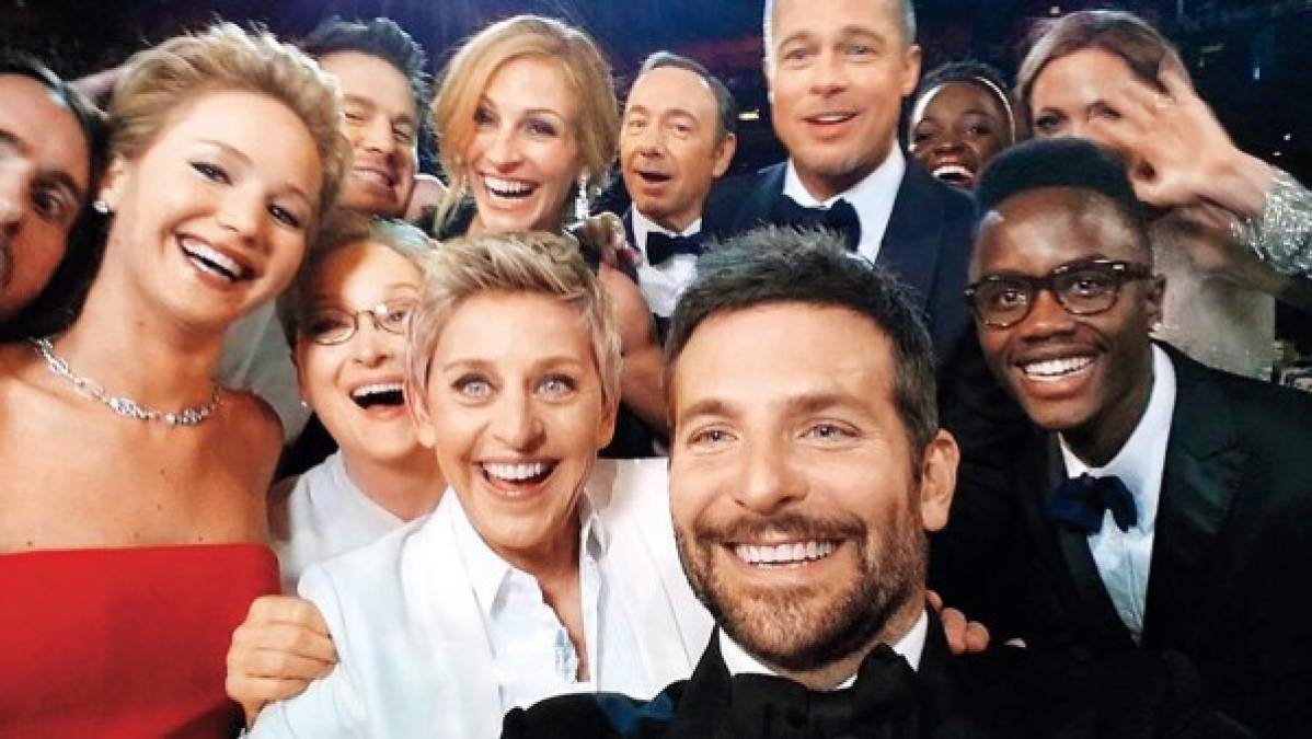 La selfie de los Oscar. La imagen fue tomada por el actor estadounidense Bradley Cooper, en la entrega de los premios en 2014. La comediante Ellen DeGeneres fue la anfitriona de la noche y organizó la imagen que muestra además a los actores Jared Leto, Jennifer Lawrence, Meryl Streep, Peter Nyongo Jr. y Channing Tatum, Julia Roberts, Kevin Spacey, brad Pitt, Lupita Nyongo y Angelina Jolie, durante los Oscar en el teatro Dolby de Los Angeles.