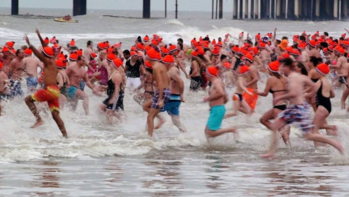 - Chapuzón de año nuevo -<br/><br/>En Países Bajos, se cree que la suerte del año nuevo, viene junto con el mar, entonces en los primeros momentos del año se sumergen en el mar, sin importar la temperatura. <br/>