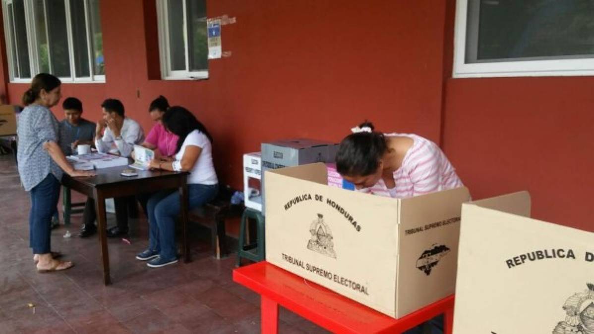 Con tal de cumplir con el deber, en el instituto San Vicente de Paúl en San Pedro Sula colocaron las mesas en los pasillos ya que las aulas no estaban abiertas.