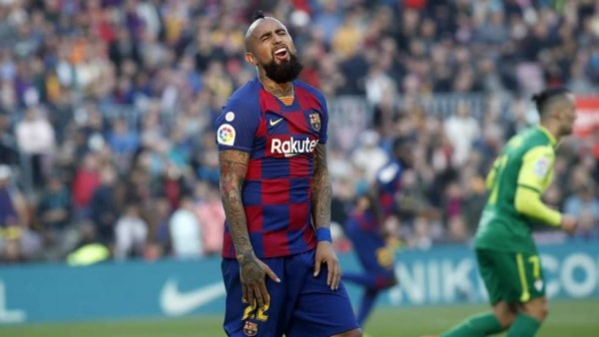 Arturo Vidal: El mediocampista chileno aparece como una de las bajas del Barcelona. Se menciona que clubes como la Juventus y el Inter lo pretenden.