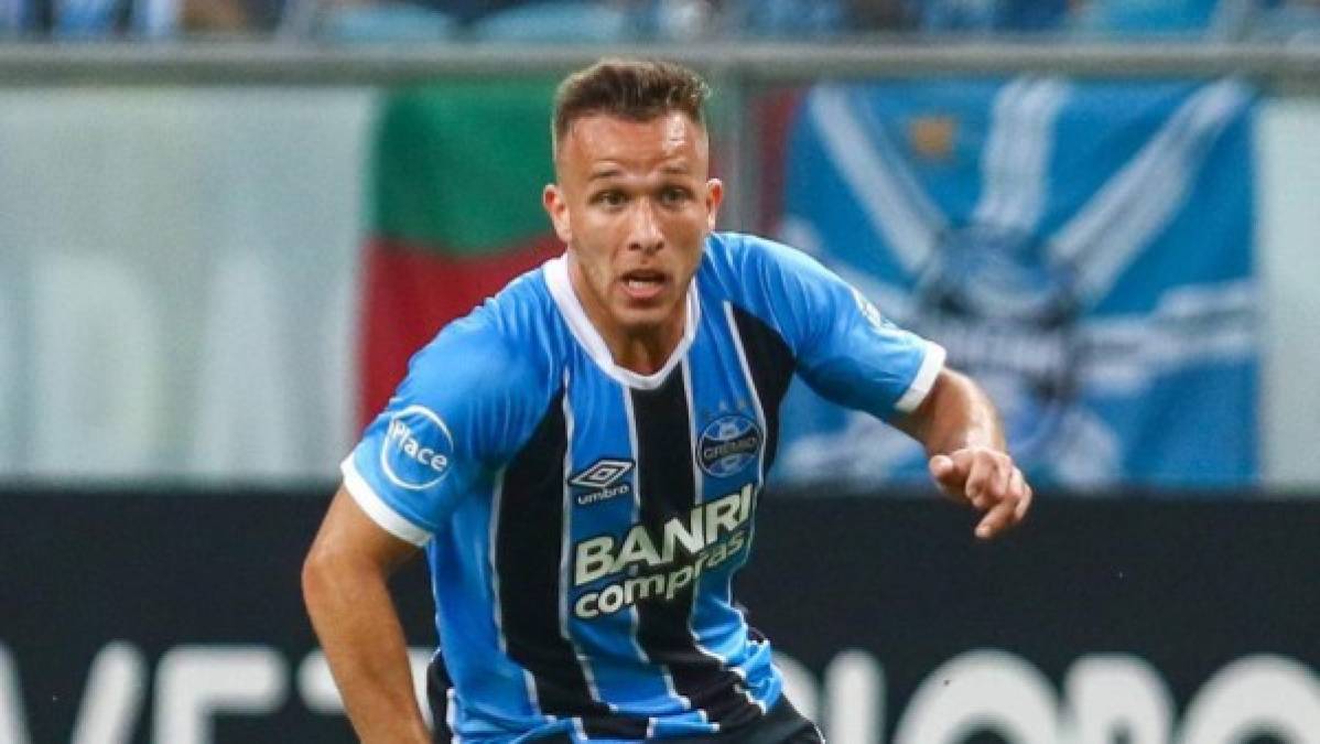 El centrocampista brasileño Arthur, de 21 años y del Gremio de Porto Alegre, se unirá este mes de julio al Barcelona, según informa el diario Mundo Deportivo. El Barça no lo querrá oficializar antes del antes del 1 de julio, día que empieza el nuevo ejercicio económico.