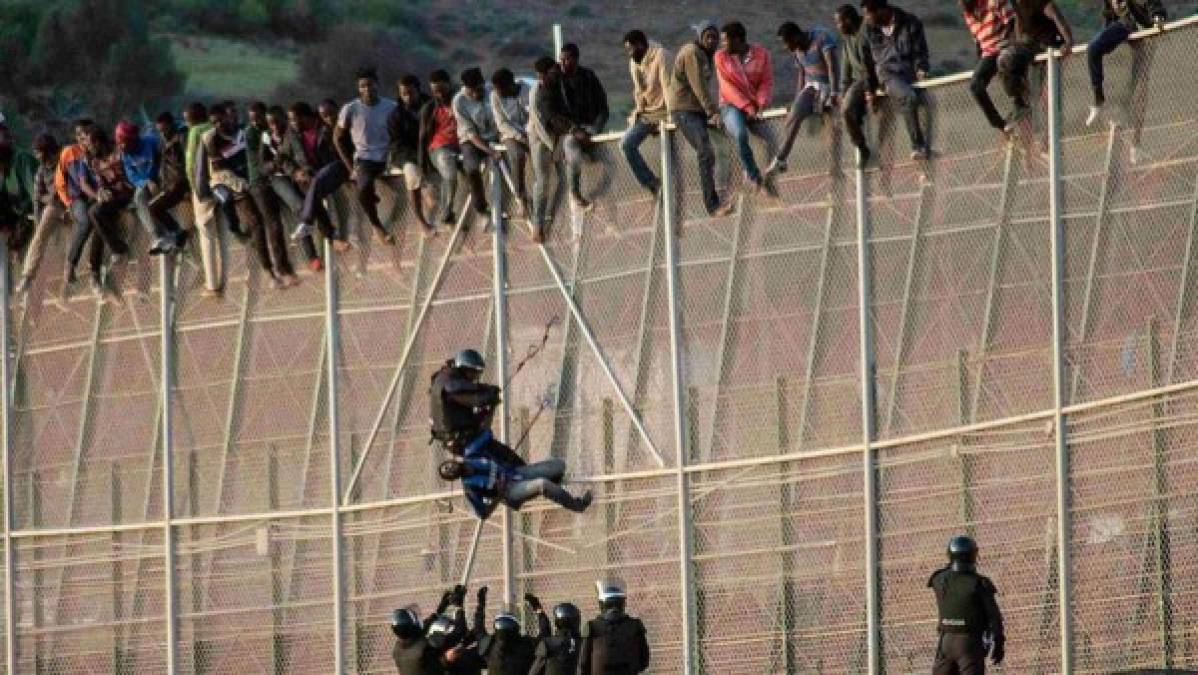 España también levantó una cerca en su frontera con Marruecos para evitar el ingreso de los inmigrantes.