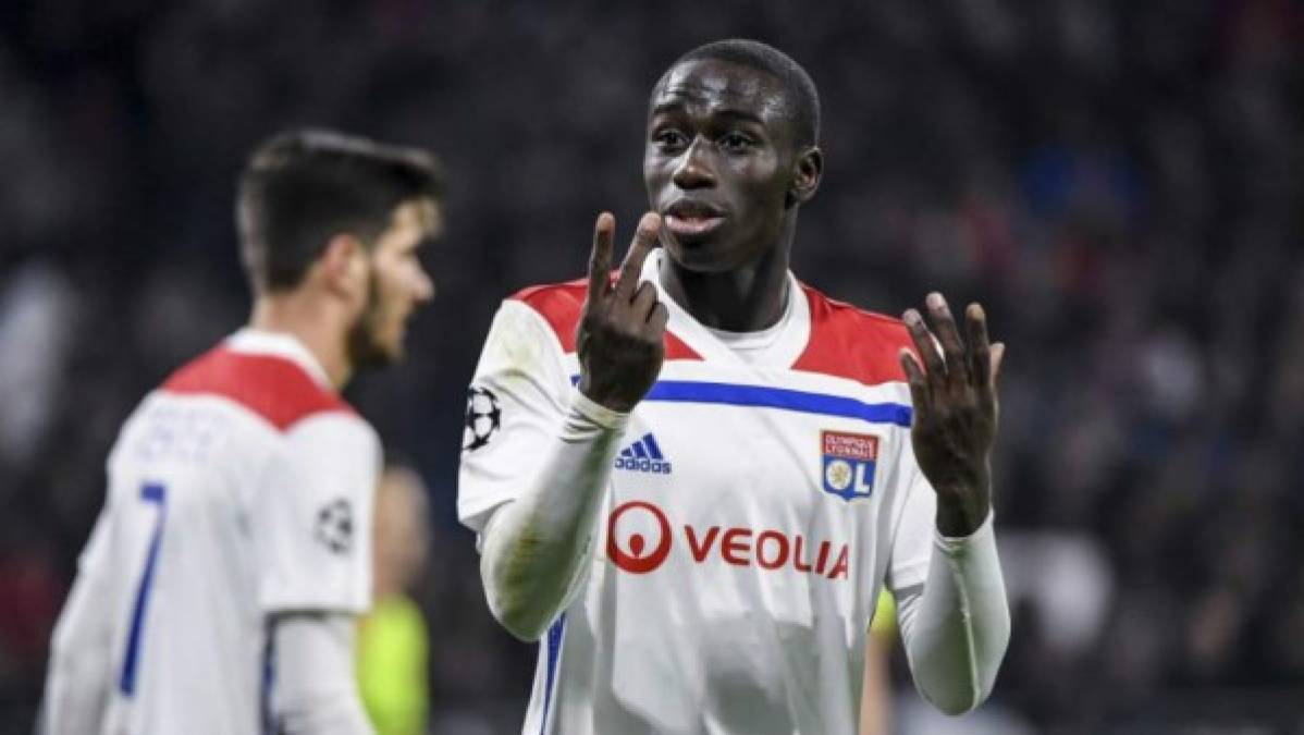 Según el diario ‘Marca’, el Real Madrid ya ha comenzado a moverse para intentar incorporar de cara a la semana que viene al lateral izquierdo de 23 años del Olympique de Lyon, Ferland Mendy. El rotativo madrileño asegura que el director general del club, José Ángel Sánchez, y el responsable de fichajes, Juni Calafat, se reunieron con dirigentes del club francés en su ciudad.