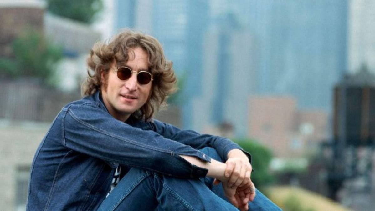 Nacido en el núcleo de una familia de clase baja en Liverpool, John Lennon nunca se imaginó que se convertiría en una de las figuras musicales más trascendentes de la historia. En lo que hubiera sido su cumpleaños número 80, recordamos al mito.
