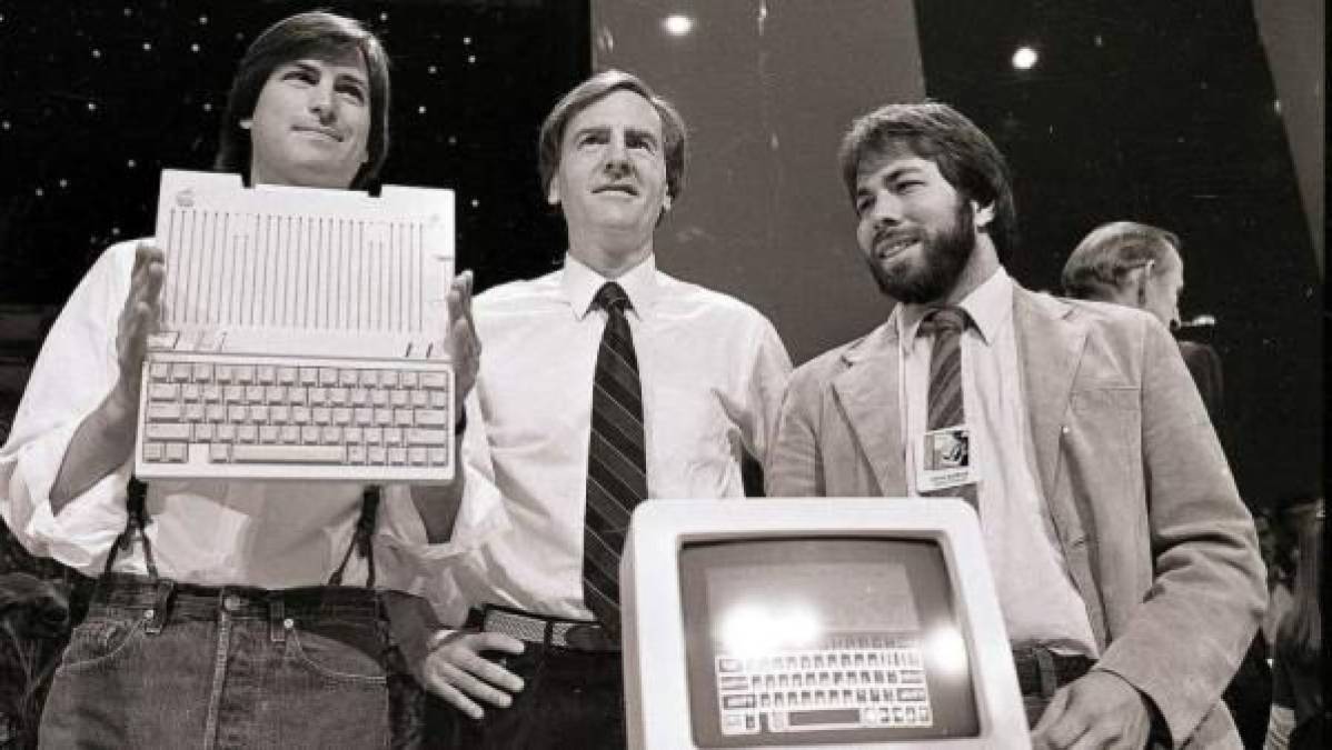 'Steve Jobs, mi mejor amigo, cogía mis diseños y los convertía en productos', Steve Wozniak, quien también confiesa que siempre estuvo a la sombra de su amigo, quien era un hombre de negocios capaz de sacar rentabilidad a cualquier idea.<br/>En la imagen, Steve Jobs, John Sulley y Steve Wozniak, en la presentación del Apple IIc en San Francisco, en 1984. GTRES. Información de 20 minutos.