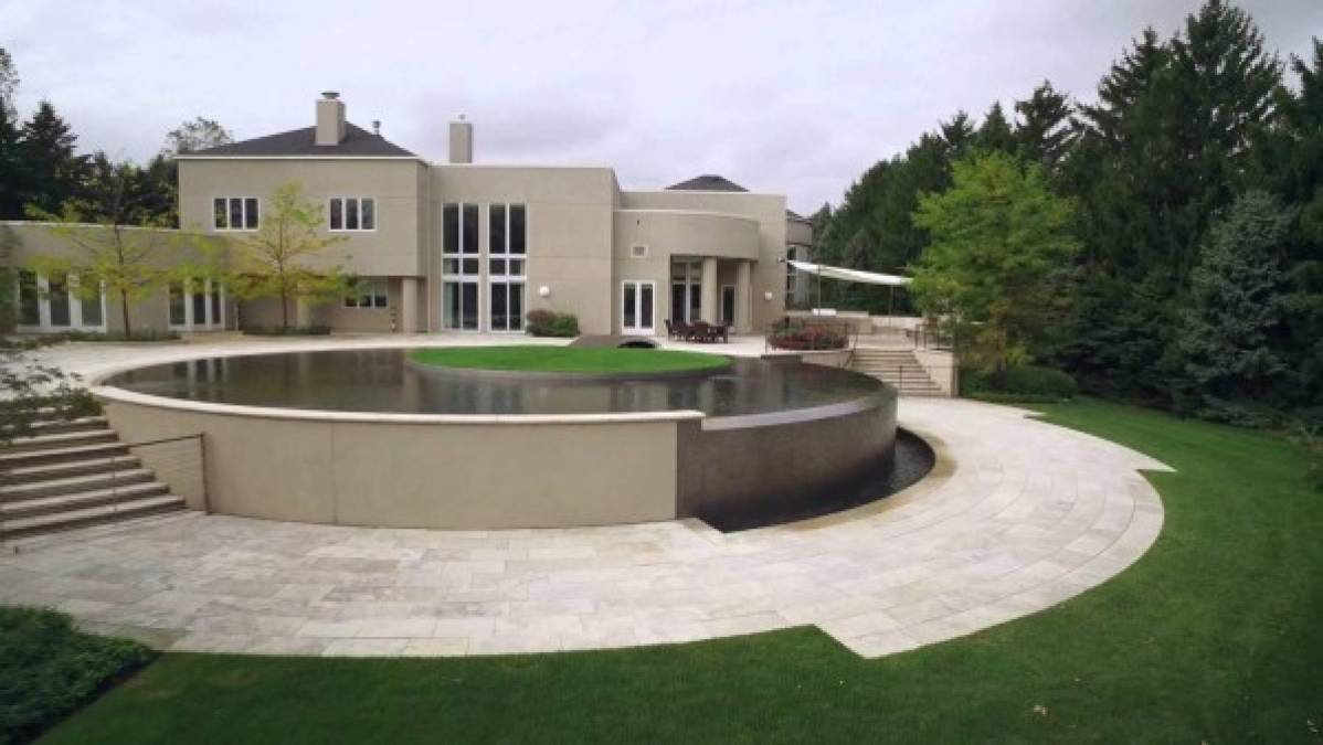 La mansión de Michael Jordan cuenta con infinity pool, cancha de tenis, su propia duela de basquetbol personalizada y campo de golf.