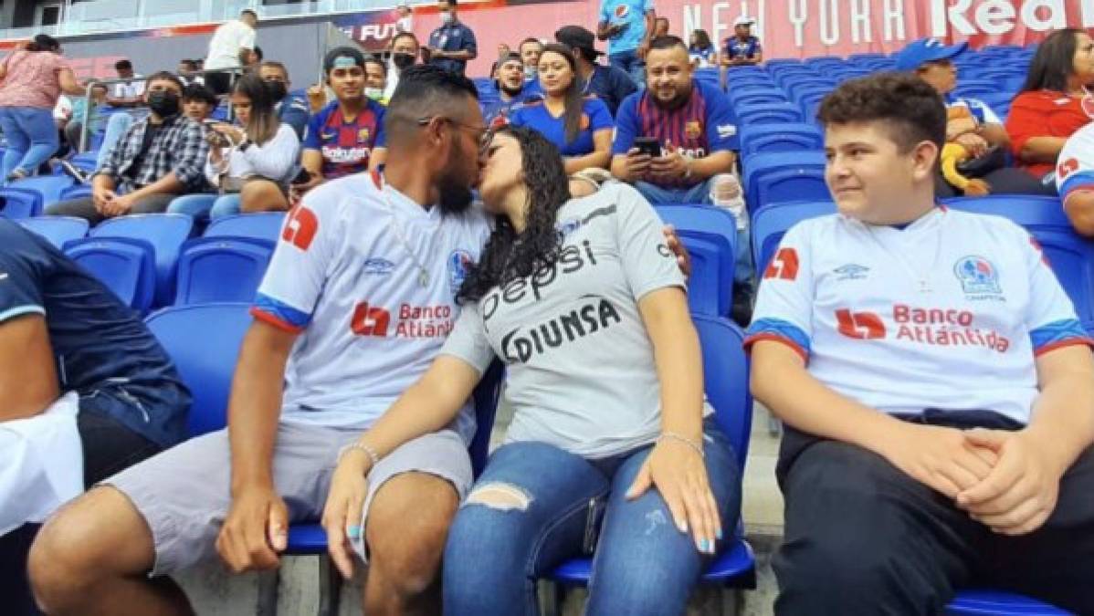 Una pareja de aficionados de ambos equipos demostraron su amor previo al partido.