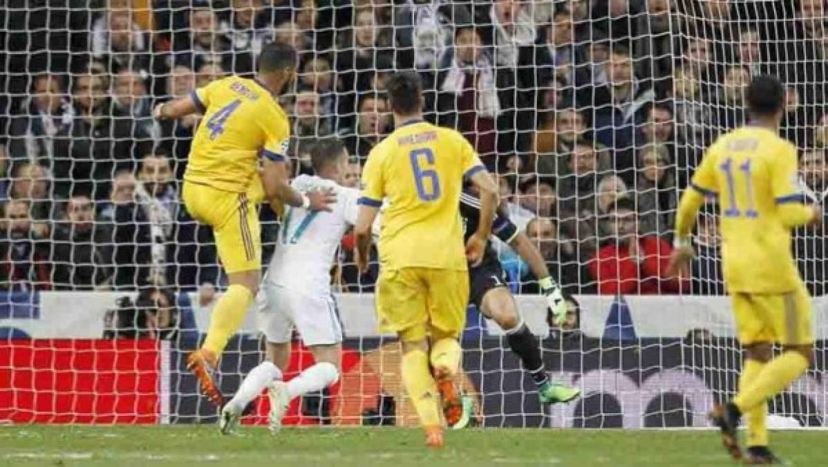 Y la polémica del juego llegó en el minuto 92; el central sancionó un penal a favor del Real Madrid luego de que el central Benatia empujó a Lucas Vázquez. En esta imagen se ve el contacto del zaguero.
