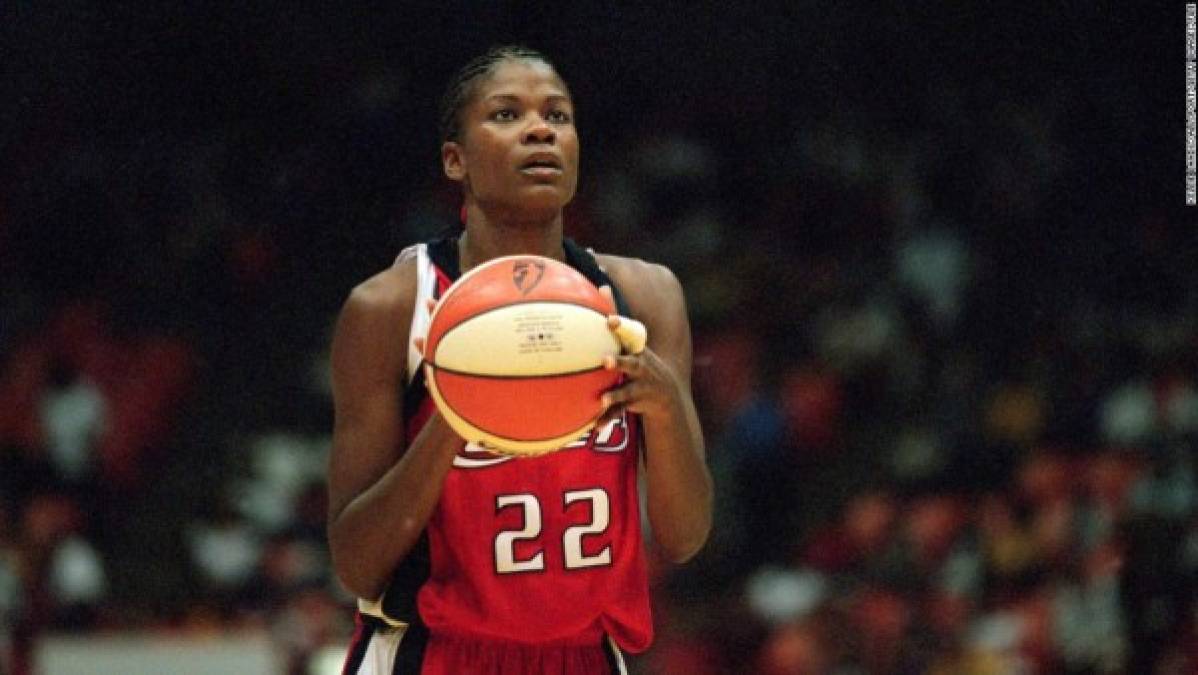Sheryl Swoopes, estrella retirada de la WNBA y actual entrenadora, salió del clóset en 2005.